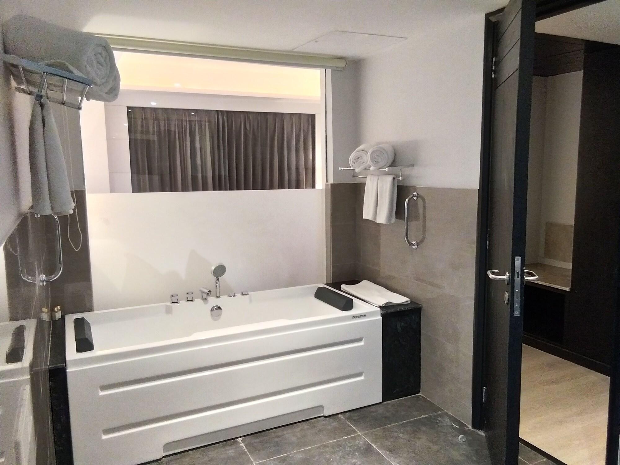 Ramada Encore Jalandhar Bagian luar foto