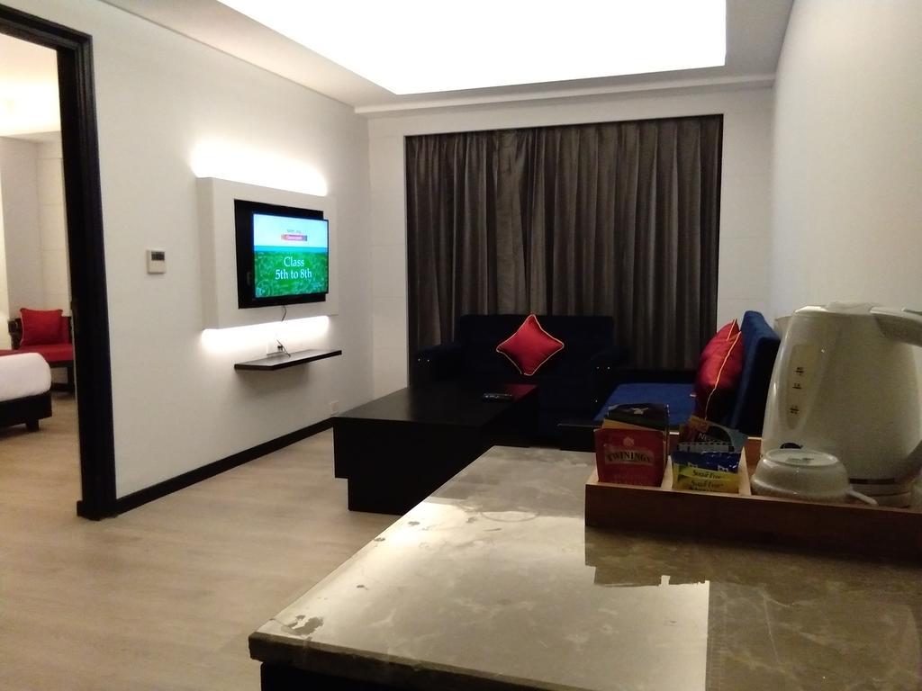 Ramada Encore Jalandhar Bagian luar foto